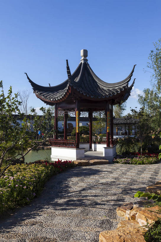 无人,公园,花园,竖图,室外,白天,正面,旅游,标志建筑,建筑,路,北京,中国,亚洲,艺术,盛开,房屋,亭子,屋顶,屋檐,草丛,景点,景观,水面,树丛,首都,美丽,漂亮,文化,传统,古建筑,东方,草,花,花朵,树,树木,蓝色,白云,风景,蓝天,天空,自然,凉亭,河面,花丛,中式,路面,旅游胜地,景色,摄影,茂盛,绽放,晴天,园林,风光,都市风光,东方文化,自然风光,外景,参观,世博园,民族文化,开阔,蕴含,幽静,彩图,旅行,房子,传统文化,bj174