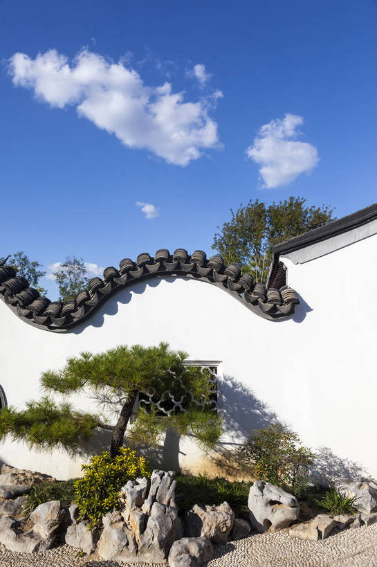 无人,公园,花园,竖图,室外,白天,正面,旅游,标志建筑,建筑,路,北京,中国,亚洲,艺术,盛开,房屋,墙,屋顶,屋檐,景点,景观,树丛,首都,美丽,漂亮,文化,传统,古建筑,东方,墙壁,墙面,树,树木,蓝色,白色,白云,风景,蓝天,天空,自然,中式,路面,旅游胜地,景色,摄影,茂盛,绽放,晴天,园林,风光,都市风光,东方文化,自然风光,外景,参观,世博园,民族文化,开阔,蕴含,幽静,彩图,旅行,房子,传统文化,bj174