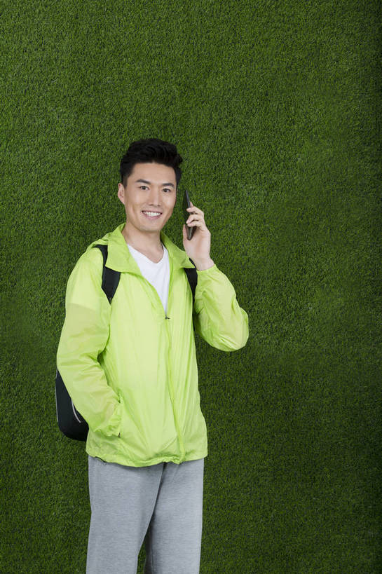 东方人,成年人,一个人,打电话,竖图,彩色,运动服,旅游,快乐,通讯,信心,草地,草坪,北京,中国,亚洲,仅一个男性,仅一个人,绿色背景,服装,图片,休闲装,黄种人,干净,电子产品,仅一个年轻男性,衣服,绿色,草皮,休闲,游玩,健康,休闲服,放松,活力,自信,摄影,服饰,生活方式,清爽,生态,假期,愉悦,清新,爱好,玩乐,单人,东亚,无线电技术,单独,男人,男性,年轻男性,亚洲人,中国人,年轻人,半身,影棚拍摄,开心,愉快,运动装,bj174