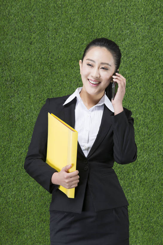 东方人,成年人,一个人,商务人士,秘书,站,打电话,微笑,竖图,彩色,照片,西装,商务,快乐,通讯,信心,草地,草坪,手机,北京,中国,亚洲,仅一个年轻女性,仅一个女性,仅一个人,连接,绿色背景,套装,正装,图片,文件夹,拿着,职业装,黄种人,电子产品,绿色,自然,草皮,职业,健康,放松,活力,自信,金融,理财,摄影,经济,清爽,合同,环境,生态,愉悦,清新,文档,努力,肖像,保险,单人,流通,贸易,东亚,环境保护,乐观,活页夹,无线电技术,单独,舒畅,年轻女性,女人,女性,亚洲人,中国人,年轻人,白领,沟通,半身,影棚拍摄,开心,愉快,顾问,办公室职员,服务业,保险代理人,金融投资顾问,bj174
