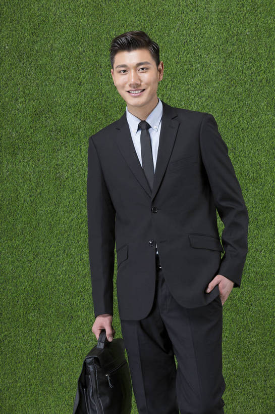 东方人,成年人,一个人,商务人士,走,微笑,竖图,彩色,照片,西装,商务,快乐,信心,草地,草坪,北京,中国,亚洲,仅一个男性,仅一个人,绿色背景,套装,正装,公文包,图片,领带,生活,注视,职业装,黄种人,仅一个年轻男性,绿色,自然,草皮,观察,看,职业,健康,放松,活力,自信,金融,理财,摄影,生活方式,经济,观看,清爽,环境,生态,察看,酷,愉悦,关注,清新,努力,肖像,保险,手插袋,单人,流通,贸易,东亚,环境保护,乐观,单独,舒畅,认真,男人,男性,年轻男性,亚洲人,中国人,年轻人,白领,步行,插兜,手插兜,半身,影棚拍摄,开心,愉快,顾问,英俊,办公室职员,手抄兜,保险代理人,金融投资顾问,bj174