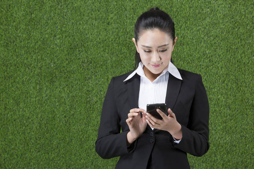 东方人,成年人,一个人,商务人士,秘书,站,微笑,横图,彩色,照片,西装,商务,游戏,通讯,草地,草坪,手机,北京,中国,亚洲,仅一个年轻女性,仅一个女性,仅一个人,绿色背景,套装,正装,信息,图片,拿着,注视,职业装,黄种人,娱乐,电子产品,绿色,自然,草皮,按,低头,观察,看,职业,健康,放松,摄影,观看,清爽,环境,生态,察看,专心,操作,愉悦,关注,清新,发短信,肖像,单人,东亚,环境保护,垂头,无线电技术,单独,年轻女性,女人,女性,亚洲人,中国人,年轻人,白领,电子商务,触摸,半身,影棚拍摄,愉快,办公室职员,bj174
