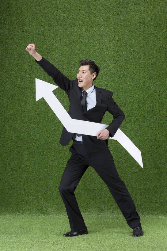 东方人,成年人,一个人,商务人士,商务男性,站,举,竖图,彩色,照片,衬衫,西装,商务,快乐,成功,信心,草地,草坪,指示牌,北京,中国,亚洲,仅一个男性,仅一个人,绿色背景,套装,正装,标志,图片,文字,领带,生活,云彩,职业装,黄种人,方向,标识,箭头,仅一个年轻男性,绿色,天空,自然,草皮,托,握拳,站着,职业,概念,健康,放松,活力,夸张,自信,金融,理财,摄影,生活方式,经济,张开双腿,上升,环境,生态,冲刺,指向,愉悦,成就,努力,保险,商务装,单人,业绩,流通,贸易,工薪阶层,东亚,环境保护,簇,进取,乐观,单独,展开双腿,男人,男性,年轻男性,亚洲人,中国人,年轻人,白领,上班族,举起,举手,举着,向上举,向上伸,向上托,站立,全身,影棚拍摄,衬衣,开心,愉快,办公室职员,伸展双腿,bj174