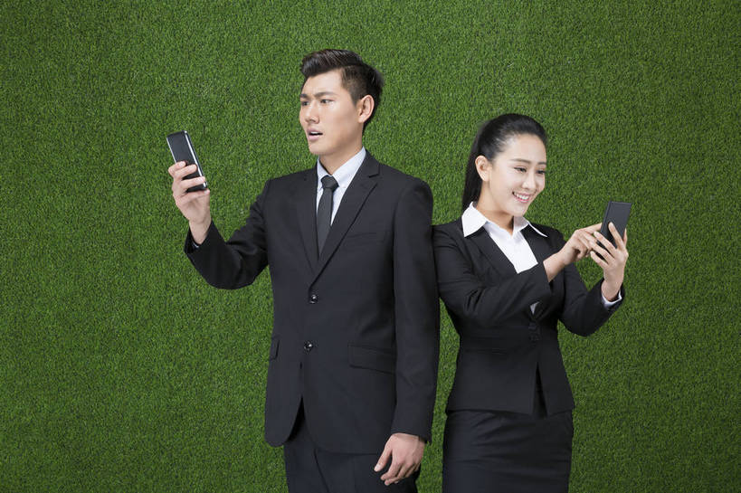 东方人,成年人,两个人,伙伴,商务人士,商务男性,商务女性,站,微笑,横图,彩色,照片,衬衫,西装,商务,快乐,通讯,分享,合作,团队,信心,草地,草坪,手机,北京,中国,亚洲,连接,绿色背景,套装,正装,信息,图片,领带,联系,注视,职业装,黄种人,电子产品,绿色,自然,草皮,观察,看,背靠背,职业,健康,放松,活力,迷茫,自信,金融,摄影,对比,观看,担忧,疑惑,环境,生态,察看,专心,愉悦,忧虑,关注,商务装,问题,合伙,工薪阶层,东亚,环境保护,挫败,乐观,无线电技术,差异,迷惑,担心,男人,男性,年轻男性,年轻女性,女人,女性,亚洲人,中国人,年轻人,白领,上班族,沟通,半身,影棚拍摄,衬衣,开心,愉快,办公室职员,bj174