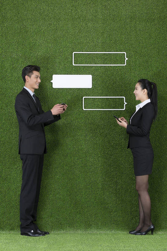 东方人,成年人,两个人,伙伴,商务人士,商务男性,商务女性,站,微笑,竖图,彩色,照片,衬衫,西装,商务,讨论,快乐,通讯,分享,团队,互联网,草地,草坪,手机,北京,中国,亚洲,连接,绿色背景,套装,正装,网络,信息,图片,领带,联系,拿着,职业装,黄种人,娱乐,绿色,自然,草皮,职业,健康,放松,活力,短信,通信,摄影,生活方式,对视,环境,生态,愉悦,商务装,工薪阶层,东亚,环境保护,乐观,无线电技术,男人,男性,年轻男性,年轻女性,女人,女性,亚洲人,中国人,年轻人,白领,上班族,沟通,全身,影棚拍摄,衬衣,开心,愉快,对话气泡框,办公室职员,bj174