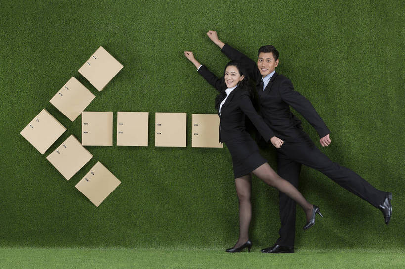 东方人,成年人,两个人,伙伴,商务人士,商务男性,商务女性,举,微笑,横图,彩色,照片,衬衫,西装,商务,快乐,热情,团队,信心,草地,草坪,拼图,北京,中国,亚洲,绿色背景,套装,正装,符号,图片,领带,文件夹,注视,职业装,黄种人,方向,飞,箭头,绿色,自然,草皮,观察,看,托,握拳,职业,动力,健康,放松,活力,自信,冲,金融,理财,创意,摄影,经济,道具,观看,合同,环境,生态,察看,姿态,单脚站立,愉悦,成就,关注,文档,努力,目标,商务装,梦想,贸易,工薪阶层,东亚,环境保护,乐观,活页夹,开端,男人,男性,年轻男性,年轻女性,女人,女性,亚洲人,中国人,年轻人,白领,上班族,举起,举手,举着,向上举,向上伸,向上托,全身,影棚拍摄,衬衣,开心,愉快,顾问,办公室职员,就业,保险代理人,金融投资顾问,bj174