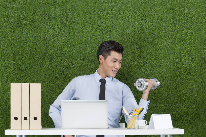 东方人,成年人,一个人,商务人士,办公室,坐,举,微笑,横图,彩色,照片,衬衫,锻炼,商务,快乐,幸福,运动,信心,电脑,笔记本电脑,互联网,草地,草坪,北京,中国,亚洲,仅一个男性,仅一个人,绿色背景,正装,工作,图片,办公桌,领带,文件夹,注视,职业装,黄种人,文具,仅一个年轻男性,绿色,自然,草皮,观察,看,托,职业,健康,放松,活力,力量,自信,提,摄影,生活方式,观看,清爽,合同,环境,生态,察看,提着,愉悦,关注,清新,文档,努力,目标,单人,东亚,环境保护,乐观,活页夹,单独,男人,男性,年轻男性,亚洲人,中国人,年轻人,白领,举起,举手,举着,向上举,向上伸,向上托,半身,影棚拍摄,开心,愉快,办公室职员,bj174