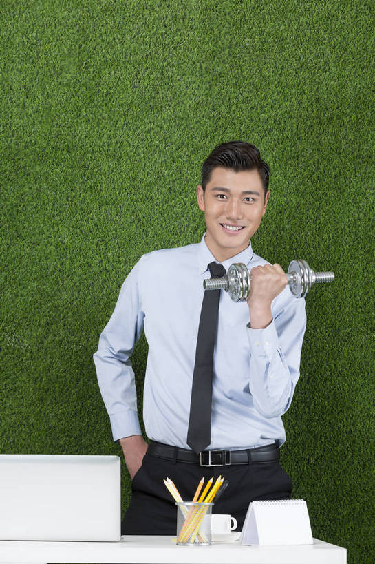 东方人,成年人,一个人,商务人士,办公室,站,举,微笑,竖图,彩色,照片,衬衫,锻炼,商务,快乐,幸福,运动,信心,电脑,笔记本电脑,互联网,草地,草坪,北京,中国,亚洲,仅一个男性,仅一个人,绿色背景,正装,工作,图片,办公桌,领带,文件夹,注视,职业装,黄种人,文具,仅一个年轻男性,绿色,自然,草皮,观察,看,托,职业,健康,放松,活力,力量,自信,提,摄影,生活方式,观看,清爽,合同,环境,生态,察看,提着,愉悦,关注,清新,文档,努力,目标,单人,东亚,环境保护,乐观,活页夹,单独,男人,男性,年轻男性,亚洲人,中国人,年轻人,白领,举起,举手,举着,向上举,向上伸,向上托,半身,影棚拍摄,开心,愉快,办公室职员,bj174
