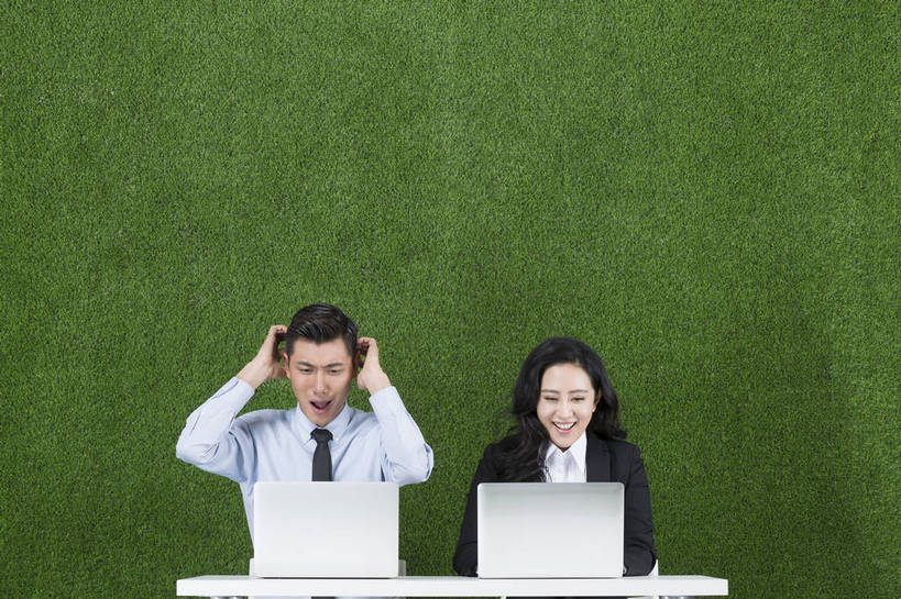 东方人,成年人,头,两个人,伙伴,商务人士,商务男性,商务女性,坐,微笑,横图,彩色,照片,衬衫,西装,商务,讨论,快乐,团队,电脑,笔记本电脑,互联网,草地,草坪,北京,中国,亚洲,绿色背景,套装,正装,沮丧,网络,信息,图片,办公桌,托腮,黄种人,娱乐,绿色,自然,草皮,看,张嘴,职业,健康,皱眉,放松,压力,摄影,生活方式,对比,失望,环境,愉悦,忧虑,商务装,问题,情绪,张大嘴巴,工薪阶层,东亚,环境保护,乐观,差异,男人,男性,年轻男性,年轻女性,女人,女性,亚洲人,中国人,年轻人,头部,白领,上班族,张开嘴,半身,影棚拍摄,衬衣,开心,愉快,办公室职员,bj174