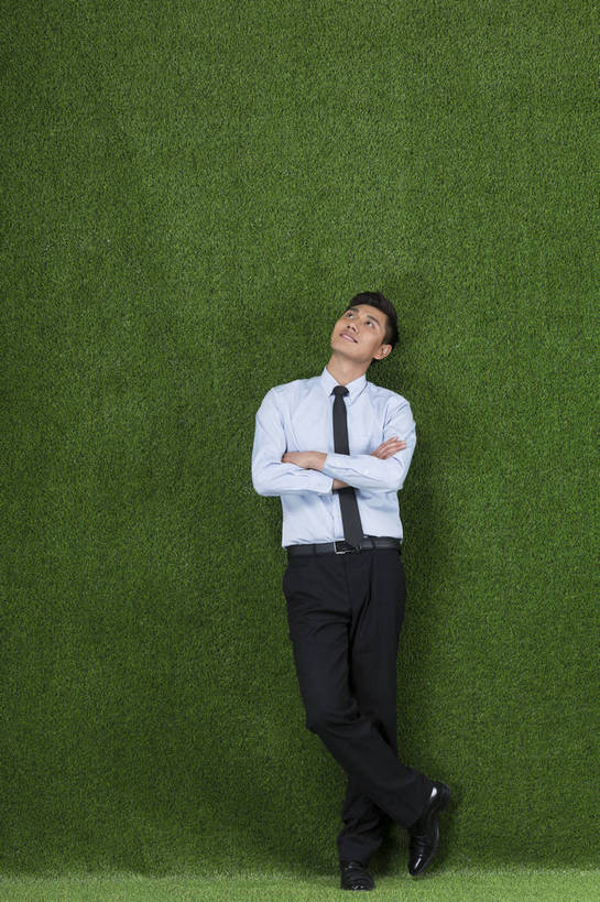 东方人,成年人,一个人,商务人士,站,笑,双手交叉,微笑,露齿笑,竖图,彩色,照片,衬衫,商务,快乐,幸福,信心,草地,草坪,北京,中国,亚洲,仅一个男性,仅一个人,绿色背景,正装,图片,领带,职业装,黄种人,仅一个年轻男性,绿色,自然,草皮,向上看,职业,健康,思考,放松,幻想,自信,抱胸,创意,摄影,希望,环境,生态,双手抱胸,愉悦,销售,单人,贩卖,想象,东亚,憧憬,营销,环境保护,乐观,单独,男人,男性,年轻男性,亚洲人,中国人,年轻人,白领,双腿交叉,全身,影棚拍摄,开心,愉快,办公室职员,就业,bj174