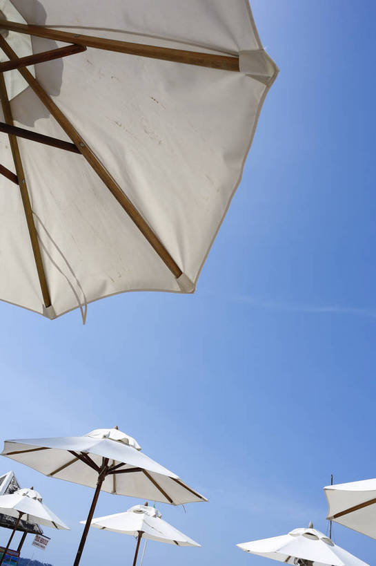 无人,竖图,彩色,室外,白天,旅游,度假,日光,泰国,亚洲,清澈,伞,遮阳伞,普吉岛,蓝色,白色,白云,风景,蓝天,天空,阳光,自然,享受,休闲,假日,安静,摄影,东南亚,晴天,风光,宁静,舒适,享乐,遮挡,外景,惬意,泰王国,安达曼海,普吉,休闲活动,旅行,巴通海滩,bj174