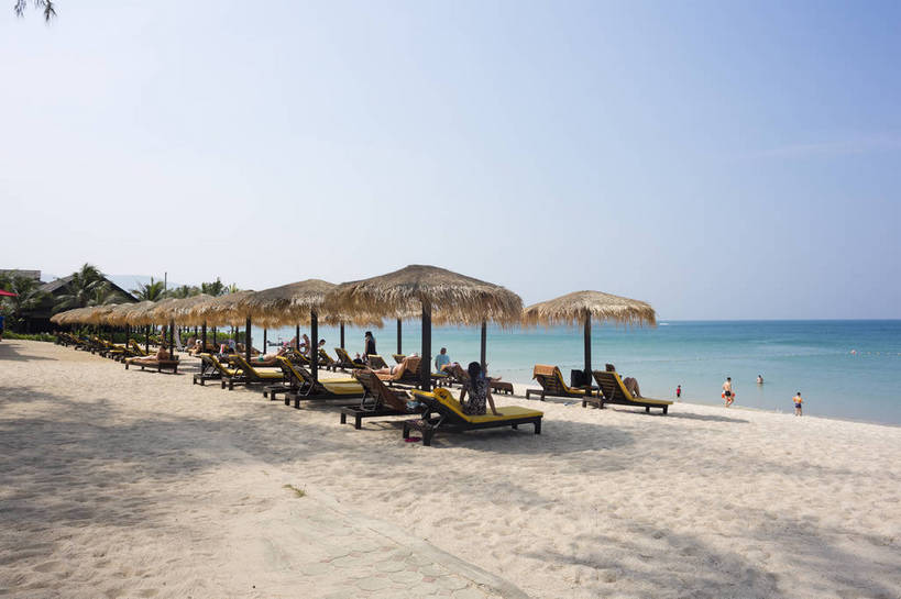 横图,彩色,室外,白天,旅游,度假,海洋,沙滩,日光,泰国,亚洲,清澈,沙子,遮阳伞,躺椅,海岸线,景点,娱乐,普吉岛,特色,蓝色,白云,风景,蓝天,天空,阳光,自然,享受,休息,休闲,假日,旅游胜地,景色,安静,放松,乐趣,摄影,茅草,东南亚,晴天,风光,宁静,舒适,享乐,都市风光,自然风光,追求,外景,惬意,泰王国,安达曼海,普吉,大海,海滩,休闲活动,旅行,巴通海滩,bj174