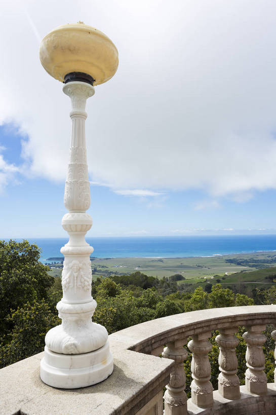 无人,竖图,彩色,室外,白天,旅游,度假,名胜古迹,标志建筑,地标,建筑,雕塑,美国,遗迹,雕刻,雕像,城堡,景点,古典,古迹,历史,文化,文物,娱乐,建设,古建筑,住宅,白云,风景,蓝天,天空,享受,休闲,旅游胜地,放松,摄影,晴天,工艺,华丽,北美,北美洲,富有,加利福尼亚,华贵,美洲,经典,外景,古文明,加州,加利福尼亚州,金州,黄金州,北亚美利加洲,亚美利加洲,赫斯特城堡,圣西蒙,旅行,美利坚合众国,bj174