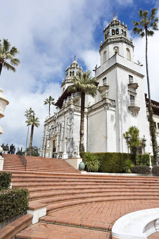 无人,竖图,彩色,室外,白天,旅游,度假,名胜古迹,标志建筑,地标,建筑,雕塑,美国,遗迹,雕刻,雕像,城堡,景点,古典,古迹,历史,文化,文物,娱乐,建设,古建筑,住宅,白云,风景,蓝天,天空,享受,休闲,旅游胜地,放松,摄影,晴天,工艺,华丽,北美,北美洲,富有,加利福尼亚,华贵,美洲,经典,外景,古文明,加州,加利福尼亚州,金州,黄金州,北亚美利加洲,亚美利加洲,赫斯特城堡,圣西蒙,旅行,美利坚合众国,bj174