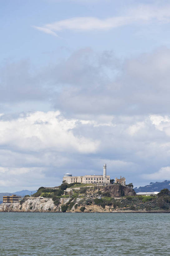 码头,竖图,彩色,室外,白天,旅游,度假,岛屿,海洋,名胜古迹,城市风光,标志建筑,地标,建筑,美国,遗迹,海岸,岸,古迹,文物,娱乐,建设,古建筑,白云,风景,蓝天,天空,地标建筑,享受,休闲,旅游胜地,放松,人文,运输,摄影,经济,晴天,风光,便利,北美,水域,北美洲,都市风光,加利福尼亚,美洲,外景,参观,古文明,发展,加州,加利福尼亚州,渔人码头,金州,黄金州,北亚美利加洲,亚美利加洲,浩瀚,恶魔岛,旧金山湾,大海,海,观光,旅行,美利坚合众国,阿尔卡特拉斯岛,bj174