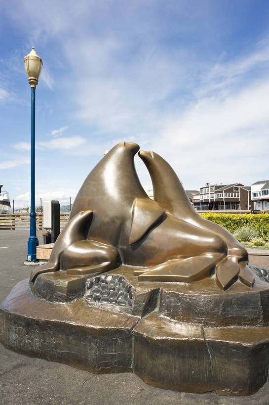 码头,竖图,彩色,室外,白天,旅游,度假,名胜古迹,城市风光,标志建筑,地标,建筑,雕塑,美国,遗迹,雕像,海岸,岸,古迹,文物,娱乐,建设,古建筑,建筑物,白云,风景,蓝天,天空,动物,地标建筑,享受,休闲,旅游胜地,放松,可爱,人文,摄影,经济,晴天,风光,都市风光,外景,参观,古文明,发展,加州,加利福尼亚州,渔人码头,旧金山湾,观光,旅行,bj174