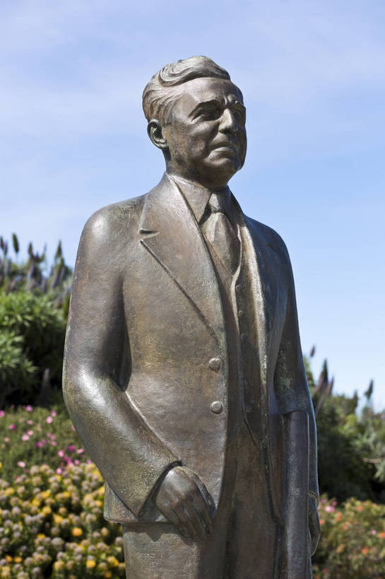 无人,竖图,彩色,室外,白天,旅游,度假,名胜古迹,城市风光,标志建筑,地标,建筑,雕塑,美国,遗迹,人物,人像,雕像,古迹,历史,文物,娱乐,建设,古建筑,白云,风景,蓝天,天空,地标建筑,享受,休闲,旅游胜地,放松,人文,摄影,经济,晴天,风光,都市风光,外景,参观,金门大桥,古文明,发展,加州,加利福尼亚州,惟妙惟肖,栩栩如生,历史人物,旧金山湾,旅行,桥梁工程师,约瑟夫.施特劳斯,bj174