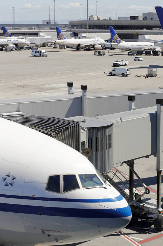 机场,竖图,彩色,室外,白天,旅游,商务,飞机,美国,跑道,交通,航空,现代化,天空,停机坪,运输,摄影,经济,晴天,便利,象征,外景,旧金山,空运,加州,廊桥,加利福尼亚州,快捷,进步,发达,枢纽,旅行,商务旅行,bj174