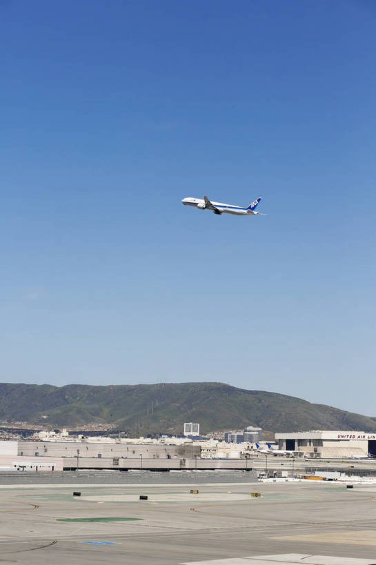 机场,竖图,彩色,室外,白天,旅游,商务,飞机,美国,跑道,交通,航空,现代化,天空,停机坪,运输,摄影,经济,晴天,便利,象征,外景,旧金山,空运,加州,廊桥,加利福尼亚州,快捷,进步,发达,枢纽,旅行,商务旅行,bj174