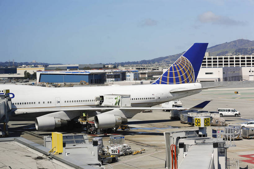 机场,横图,彩色,室外,白天,旅游,商务,飞机,美国,跑道,交通,航空,现代化,天空,停机坪,运输,摄影,经济,晴天,便利,象征,外景,旧金山,空运,加州,廊桥,加利福尼亚州,快捷,进步,发达,枢纽,旅行,商务旅行,bj174