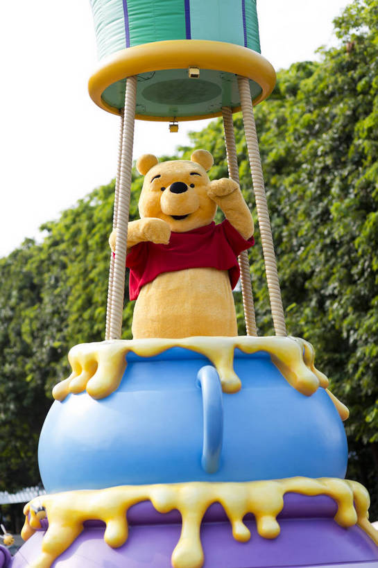 东方人,儿童,游乐园,竖图,彩色,室外,白天,旅游,度假,快乐,名胜古迹,标志建筑,地标,建筑,游乐场,香港,中国,亚洲,遗迹,鲜艳,人物,景点,黄种人,古迹,历史,文化,文物,娱乐,建设,古建筑,白云,蓝天,天空,享受,休闲,迪斯尼乐园,卡通,旅游胜地,放松,可爱,摄影,游乐设施,晴天,欢快,品牌,多彩,港,动画,卡通人物,娱乐活动,外景,古文明,东亚,新界,大屿山,香港特别行政区,港澳台,中华人民共和国,大濠岛,荃湾区,亚洲人,欢乐,开心,生动,电影,影响,香港迪士尼,香港迪士尼乐园,香港迪士尼乐园度假区,竹篙湾,bj174