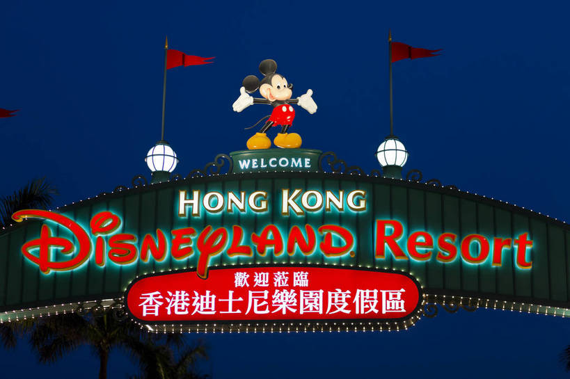 东方人,横图,彩色,室外,夜晚,旅游,度假,名胜古迹,标志建筑,地标,建筑,照明,香港,中国,亚洲,遗迹,鲜艳,人物,标语,灯泡,景点,灯光,黄种人,古迹,历史,文化,文物,娱乐,建设,古建筑,招牌,灯,灯具,享受,休闲,迪斯尼乐园,卡通,旅游胜地,放松,摄影,白炽灯,品牌,照亮,多彩,港,动画,卡通人物,娱乐活动,外景,古文明,东亚,新界,照明工具,大屿山,香港特别行政区,港澳台,中华人民共和国,白炽灯泡,大濠岛,荃湾区,亚洲人,傍晚,LED灯泡,电影,影响,香港迪士尼,香港迪士尼乐园,香港迪士尼乐园度假区,竹篙湾,bj174