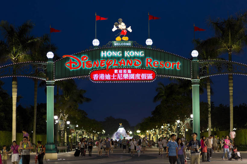 东方人,横图,彩色,室外,夜晚,旅游,度假,名胜古迹,标志建筑,地标,建筑,照明,香港,中国,亚洲,遗迹,鲜艳,人物,标语,灯泡,景点,灯光,黄种人,古迹,历史,文化,文物,娱乐,建设,古建筑,招牌,灯,灯具,享受,休闲,迪斯尼乐园,卡通,旅游胜地,放松,摄影,白炽灯,品牌,照亮,多彩,港,动画,卡通人物,娱乐活动,外景,古文明,东亚,新界,照明工具,大屿山,香港特别行政区,港澳台,中华人民共和国,白炽灯泡,大濠岛,荃湾区,亚洲人,傍晚,LED灯泡,电影,影响,香港迪士尼,香港迪士尼乐园,香港迪士尼乐园度假区,竹篙湾,bj174