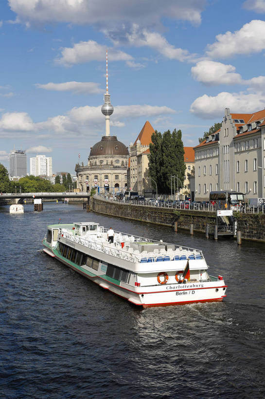 竖图,彩色,室外,白天,旅游,美景,水,城市风光,城市,道路,建筑,街道,路,公路,船,德国,欧洲,河水,景观,大街,游艇,交通,首都,柏林,白云,风景,蓝天,天空,湖水,休闲,景色,人文,摄影,晴朗,晴天,风光,水域,风格,外景,欧式建筑,观光船,明媚,马路,旅行,bj174