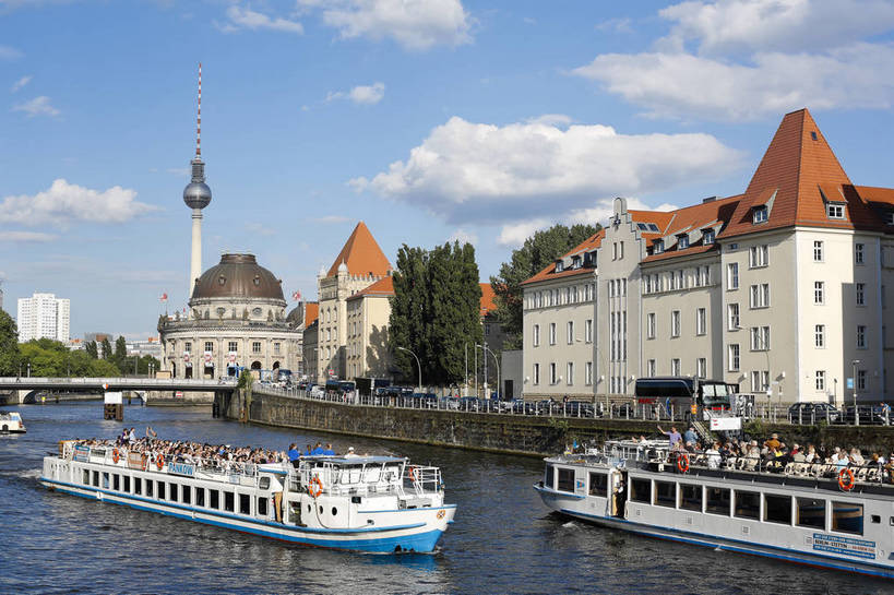 横图,彩色,室外,白天,旅游,美景,水,城市风光,城市,道路,建筑,街道,路,公路,船,德国,欧洲,河水,景观,大街,游艇,交通,首都,柏林,白云,风景,蓝天,天空,湖水,休闲,景色,人文,摄影,晴朗,晴天,风光,水域,风格,外景,欧式建筑,观光船,明媚,马路,旅行,bj174