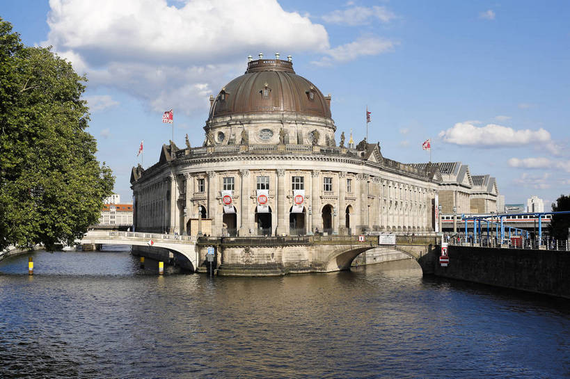 横图,彩色,室外,白天,旅游,美景,水,城市风光,城市,道路,建筑,街道,路,公路,德国,欧洲,河水,景观,大街,交通,首都,柏林,白云,风景,蓝天,天空,湖水,休闲,景色,人文,摄影,晴朗,晴天,风光,水域,风格,外景,欧式建筑,明媚,马路,旅行,bj174