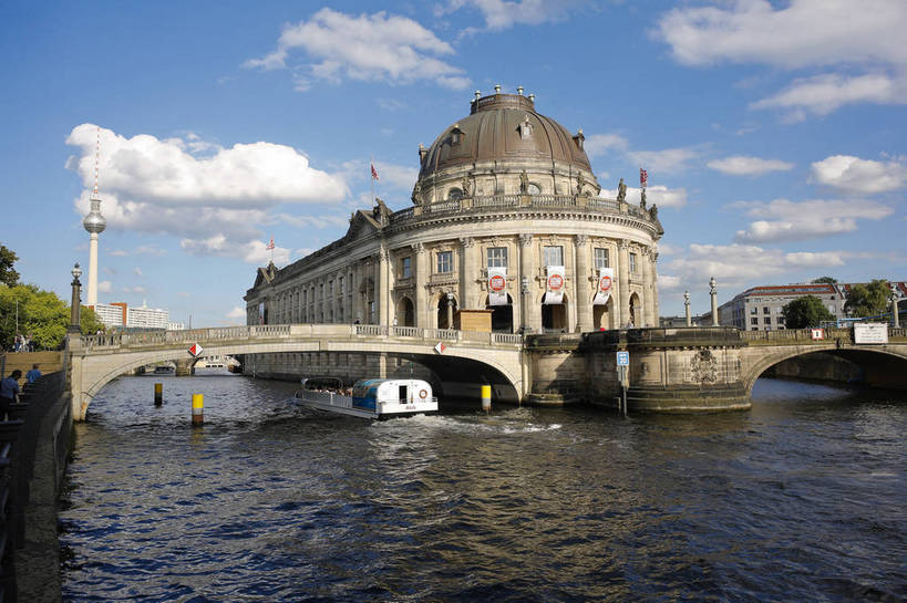 横图,彩色,室外,白天,旅游,美景,水,城市风光,城市,道路,建筑,街道,路,公路,船,德国,欧洲,河水,景观,大街,游艇,交通,首都,柏林,白云,风景,蓝天,天空,湖水,休闲,景色,人文,摄影,晴朗,晴天,风光,水域,风格,外景,欧式建筑,观光船,明媚,马路,旅行,bj174