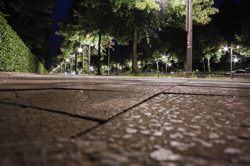 无人,横图,彩色,室外,夜晚,旅游,度假,名胜古迹,城市风光,标志建筑,城市,道路,地标,建筑,街道,路灯,德国,欧洲,一排,遗迹,灯光,古迹,文化,文物,娱乐,建设,古建筑,柏林,树木,风景,享受,休闲,路面,旅游胜地,放松,摄影,风光,笔直,都市风光,宽阔,平坦,外景,古文明,菩提树大街,旅行,傍晚,bj174