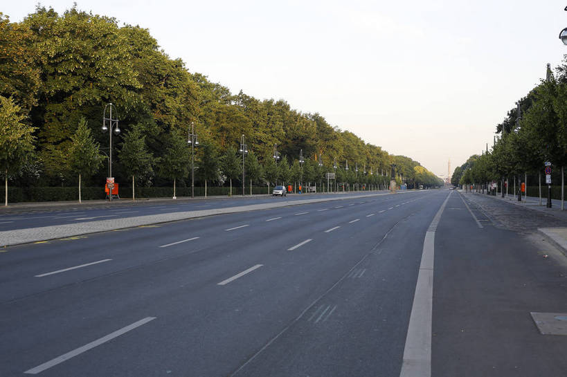 横图,彩色,室外,白天,旅游,度假,名胜古迹,城市风光,标志建筑,城市,道路,地标,建筑,街道,德国,欧洲,一排,遗迹,古迹,文化,文物,娱乐,建设,古建筑,柏林,树木,白云,风景,蓝天,天空,享受,休闲,路面,旅游胜地,放松,摄影,晴天,风光,笔直,都市风光,宽阔,平坦,外景,古文明,菩提树大街,旅行,bj174