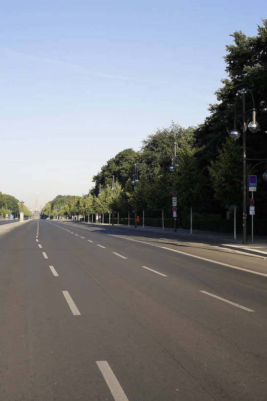 竖图,彩色,室外,白天,旅游,度假,名胜古迹,城市风光,标志建筑,城市,道路,地标,建筑,街道,德国,欧洲,一排,遗迹,古迹,文化,文物,娱乐,建设,古建筑,柏林,树木,白云,风景,蓝天,天空,享受,休闲,路面,旅游胜地,放松,摄影,晴天,风光,笔直,都市风光,宽阔,平坦,外景,古文明,菩提树大街,旅行,bj174