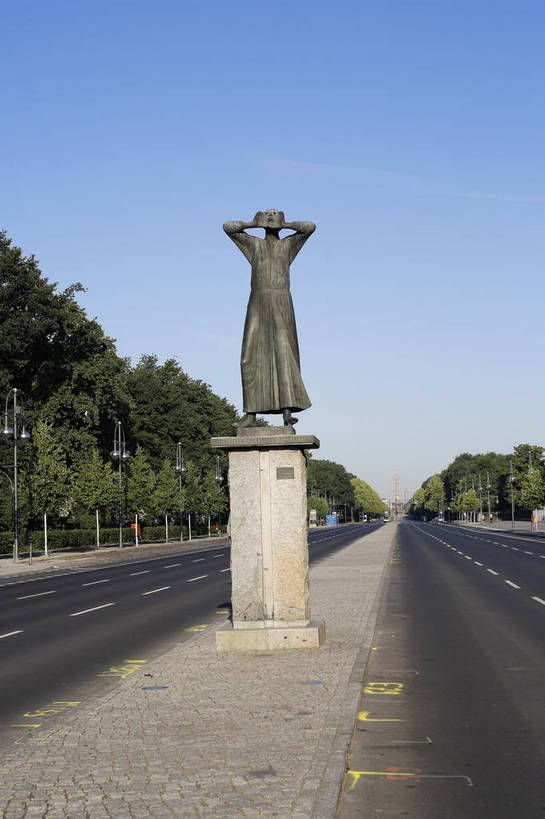 竖图,彩色,室外,白天,旅游,度假,名胜古迹,城市风光,标志建筑,城市,道路,地标,建筑,街道,雕塑,德国,欧洲,一排,遗迹,古迹,文化,文物,娱乐,建设,古建筑,柏林,树木,白云,风景,蓝天,天空,享受,休闲,路面,旅游胜地,放松,摄影,晴天,风光,笔直,都市风光,宽阔,平坦,外景,古文明,菩提树大街,旅行,bj174