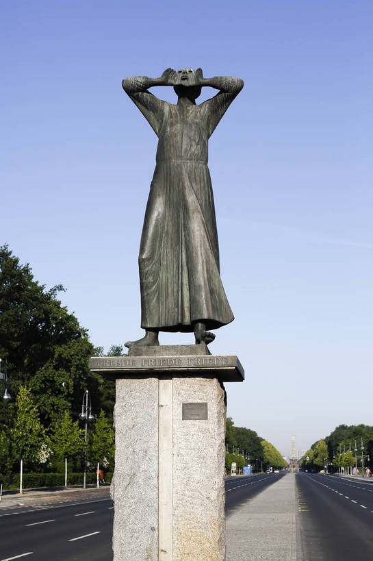 竖图,彩色,室外,白天,旅游,度假,名胜古迹,城市风光,标志建筑,城市,道路,地标,建筑,街道,雕塑,德国,欧洲,一排,遗迹,古迹,文化,文物,娱乐,建设,古建筑,柏林,树木,白云,风景,蓝天,天空,享受,休闲,路面,旅游胜地,放松,摄影,晴天,风光,笔直,都市风光,宽阔,平坦,外景,古文明,菩提树大街,旅行,bj174