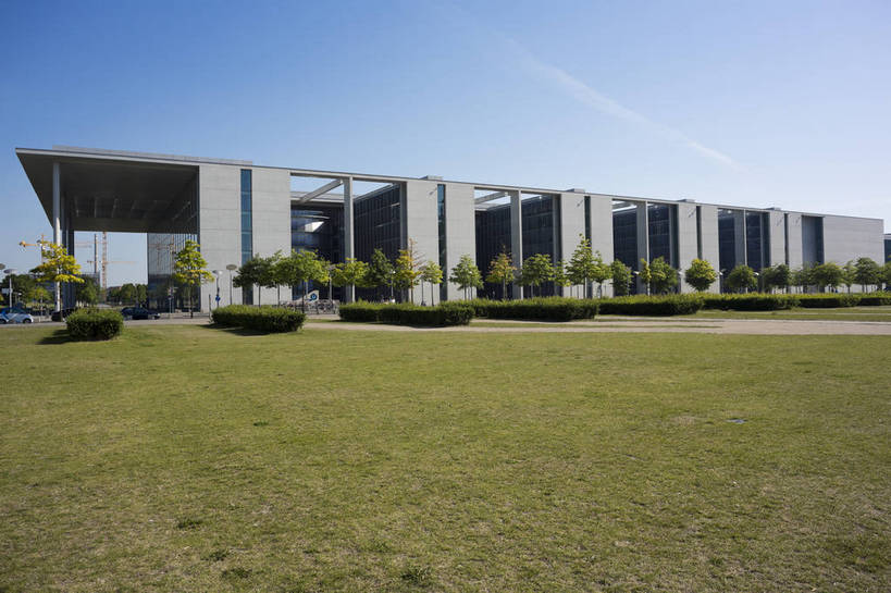 横图,彩色,室外,白天,旅游,度假,时尚,草地,名胜古迹,城市风光,标志建筑,城市,地标,建筑,德国,欧洲,遗迹,反光,首都,古迹,文物,娱乐,建设,古建筑,柏林,树木,现代化,白云,风景,蓝天,天空,地标建筑,享受,休闲,旅游胜地,放松,摄影,晴天,风光,政府大楼,都市风光,政府,玻璃窗户,外景,古文明,中央,新颖,旅行,bj174