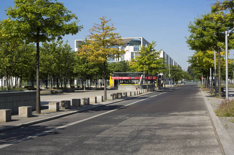 横图,彩色,室外,白天,旅游,度假,时尚,名胜古迹,城市风光,标志建筑,城市,道路,地标,建筑,德国,欧洲,遗迹,反光,首都,古迹,文物,娱乐,建设,古建筑,柏林,树木,现代化,白云,风景,蓝天,天空,地标建筑,享受,休闲,路面,旅游胜地,放松,摄影,晴天,风光,笔直,政府大楼,都市风光,政府,玻璃窗户,外景,古文明,中央,新颖,旅行,bj174