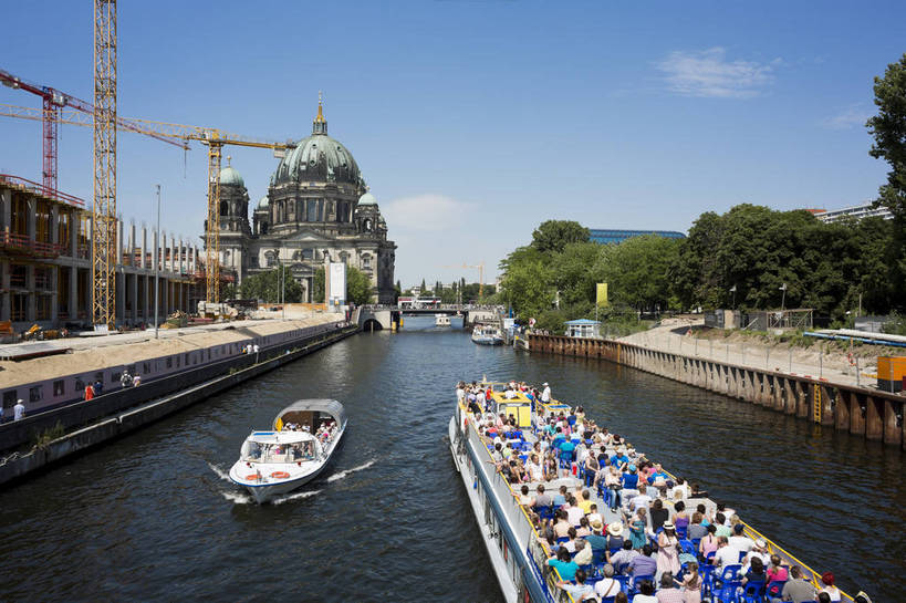 横图,彩色,室外,白天,旅游,美景,水,城市风光,城市,道路,建筑,街道,路,公路,船,德国,欧洲,河水,景观,大街,游艇,交通,首都,柏林,白云,风景,蓝天,天空,湖水,休闲,景色,人文,摄影,晴朗,晴天,风光,水域,风格,外景,欧式建筑,观光船,明媚,马路,旅行,bj174
