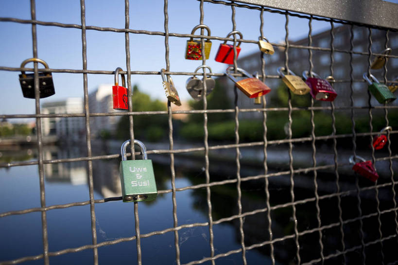 横图,彩色,室外,白天,旅游,美景,水,城市风光,城市,道路,建筑,街道,路,公路,德国,欧洲,风俗,清澈,河水,景观,大街,铁丝网,交通,首都,柏林,锁,白云,倒影,风景,蓝天,天空,湖水,休闲,景色,人文,摄影,晴朗,晴天,风光,静止,水域,风格,镜面,外景,锁住,欧式建筑,明媚,马路,旅行,bj174
