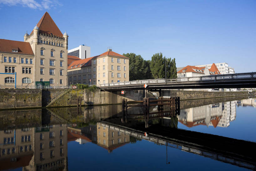 横图,彩色,室外,白天,旅游,美景,水,城市风光,城市,道路,建筑,街道,路,公路,德国,欧洲,清澈,河水,景观,大街,交通,首都,柏林,白云,倒影,风景,蓝天,天空,湖水,休闲,景色,人文,摄影,晴朗,晴天,风光,静止,水域,风格,镜面,外景,欧式建筑,明媚,马路,旅行,bj174