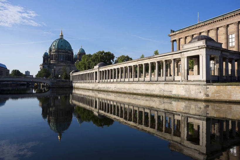 无人,横图,彩色,室外,白天,旅游,度假,时尚,湖,名胜古迹,城市风光,标志建筑,城市,地标,建筑,雕塑,德国,欧洲,遗迹,艺术,人物,雕像,塑像,首都,古典,古迹,历史,文物,娱乐,建设,古建筑,柏林,倒影,风景,蓝天,天空,享受,休闲,旅游胜地,放松,摄影,晴天,风光,水域,西欧,都市风光,艺术馆,经典,展览馆,外景,画廊,欧式建筑,古文明,德意志联邦共和国,柏林州,发达,柏林博物馆岛,博物馆岛,菩提树大街,河,旅行,旧国家画廊,老国家艺术画廊,bj174