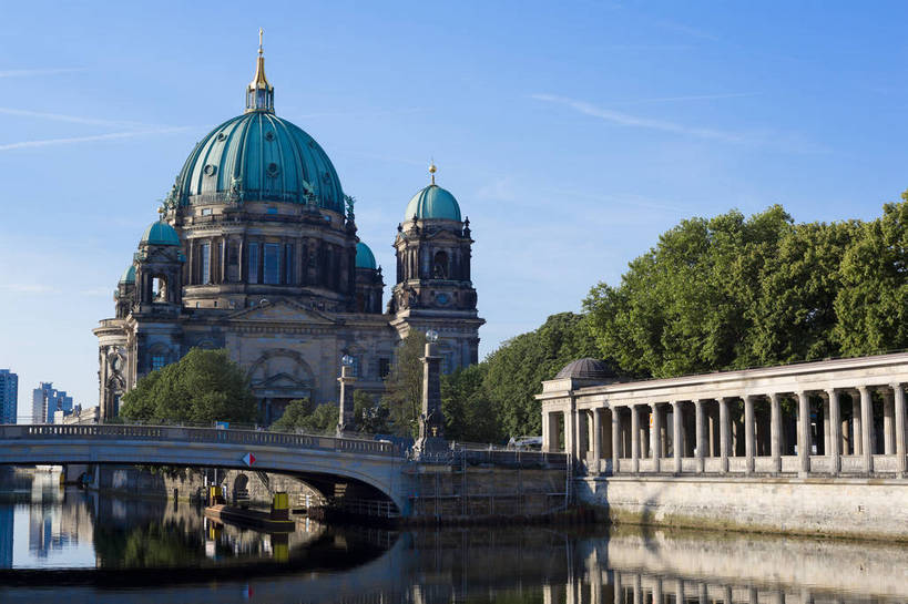 无人,教堂,横图,彩色,室外,白天,旅游,度假,湖,名胜古迹,城市风光,标志建筑,城市,地标,建筑,雕塑,德国,欧洲,遗迹,人物,雕像,塑像,屋顶,首都,弧形,古典,顶棚,古迹,历史,文物,娱乐,建设,古建筑,柏林,柏林大教堂,倒影,风景,蓝天,天空,享受,休闲,旅游胜地,放松,摄影,信仰,晴天,风光,水域,神圣,都市风光,经典,外景,欧式建筑,古文明,河,旅行,bj174