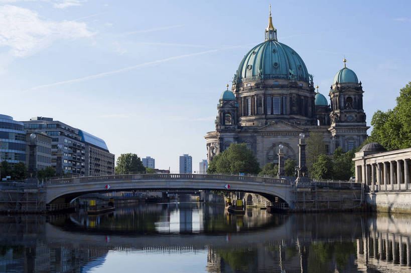 无人,教堂,横图,彩色,室外,白天,旅游,度假,湖,名胜古迹,城市风光,标志建筑,城市,地标,建筑,雕塑,德国,欧洲,遗迹,人物,雕像,塑像,屋顶,首都,弧形,古典,顶棚,古迹,历史,文物,娱乐,建设,古建筑,柏林,柏林大教堂,倒影,风景,蓝天,天空,享受,休闲,旅游胜地,放松,摄影,信仰,晴天,风光,水域,神圣,都市风光,经典,外景,欧式建筑,古文明,河,旅行,bj174