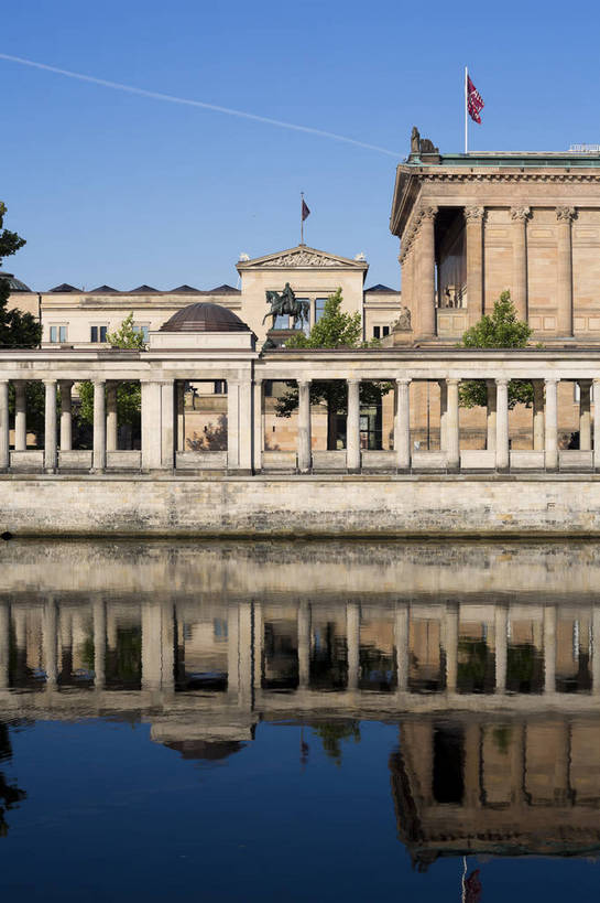 无人,竖图,彩色,室外,白天,旅游,度假,时尚,湖,名胜古迹,城市风光,标志建筑,城市,地标,建筑,雕塑,德国,欧洲,遗迹,艺术,人物,雕像,塑像,首都,古典,古迹,历史,文物,娱乐,建设,古建筑,柏林,倒影,风景,蓝天,天空,享受,休闲,旅游胜地,放松,摄影,晴天,风光,水域,西欧,都市风光,艺术馆,经典,展览馆,外景,画廊,欧式建筑,古文明,德意志联邦共和国,柏林州,发达,柏林博物馆岛,博物馆岛,菩提树大街,河,旅行,旧国家画廊,老国家艺术画廊,bj174