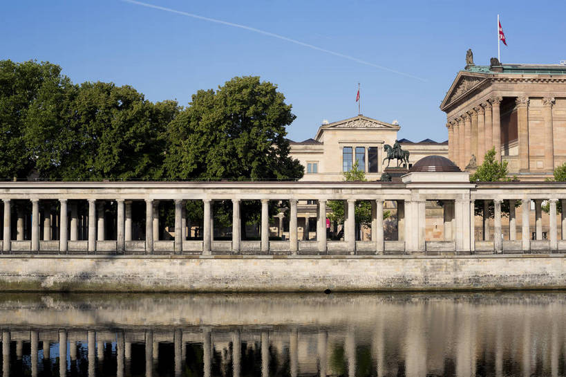 无人,横图,彩色,室外,白天,旅游,度假,时尚,湖,名胜古迹,城市风光,标志建筑,城市,地标,建筑,雕塑,德国,欧洲,遗迹,艺术,人物,雕像,塑像,首都,古典,古迹,历史,文物,娱乐,建设,古建筑,柏林,倒影,风景,蓝天,天空,享受,休闲,旅游胜地,放松,摄影,晴天,风光,水域,西欧,都市风光,艺术馆,经典,展览馆,外景,画廊,欧式建筑,古文明,德意志联邦共和国,柏林州,发达,柏林博物馆岛,博物馆岛,菩提树大街,河,旅行,旧国家画廊,老国家艺术画廊,bj174