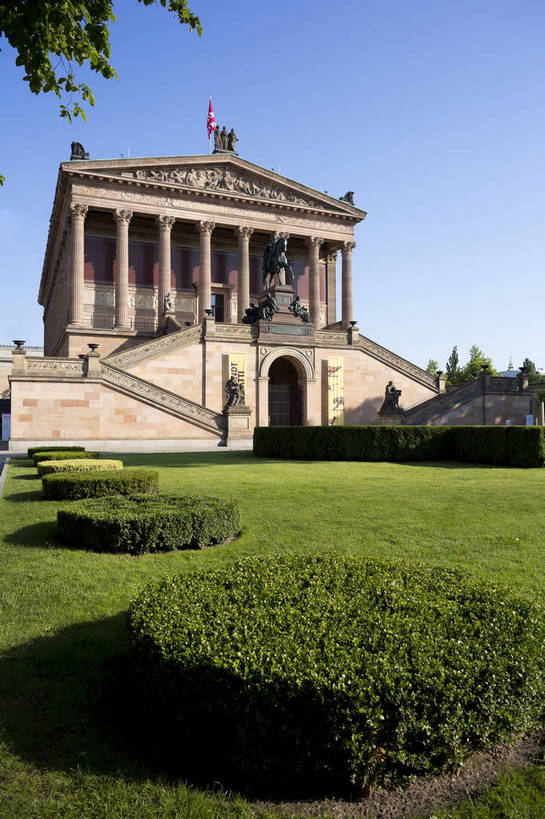 无人,竖图,彩色,室外,白天,旅游,度假,时尚,名胜古迹,城市风光,标志建筑,城市,地标,建筑,雕塑,德国,欧洲,遗迹,艺术,人物,雕像,塑像,首都,古典,古迹,历史,文物,娱乐,建设,古建筑,柏林,风景,蓝天,天空,享受,休闲,旅游胜地,放松,摄影,晴天,风光,西欧,都市风光,艺术馆,经典,展览馆,外景,画廊,欧式建筑,古文明,德意志联邦共和国,柏林州,发达,柏林博物馆岛,博物馆岛,菩提树大街,旅行,旧国家画廊,老国家艺术画廊,bj174