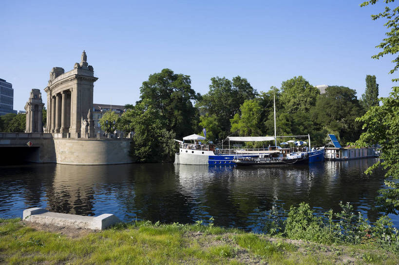 横图,彩色,室外,白天,旅游,美景,水,城市风光,城市,道路,建筑,街道,路,公路,船,德国,欧洲,清澈,河水,景观,大街,游艇,交通,首都,柏林,白云,倒影,风景,蓝天,天空,湖水,休闲,景色,人文,摄影,晴朗,晴天,风光,静止,水域,风格,镜面,外景,欧式建筑,观光船,明媚,马路,旅行,bj174