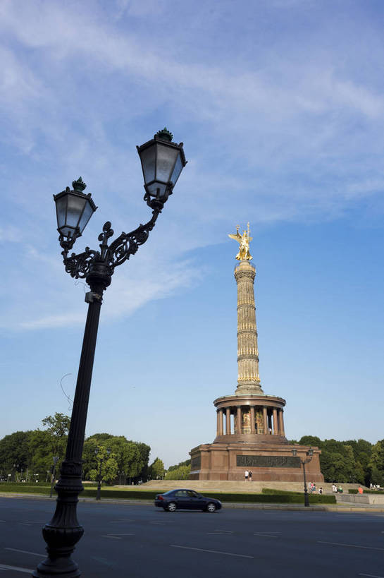 无人,竖图,彩色,室外,白天,旅游,度假,胜利,名胜古迹,城市风光,标志建筑,城市,道路,地标,建筑,路灯,雕塑,德国,欧洲,遗迹,人物,人像,雕像,塑像,柱子,首都,古迹,历史,文物,娱乐,建设,古建筑,柏林,白云,风景,蓝天,天空,享受,休闲,金色,路面,旅游胜地,放松,摄影,晴天,纪念,风光,女神,西欧,都市风光,外景,金碧辉煌,古文明,德意志联邦共和国,胜利女神,柏林州,胜利纪念柱,旅行,bj174