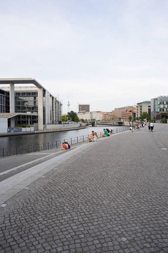 竖图,彩色,室外,白天,旅游,度假,时尚,名胜古迹,城市风光,标志建筑,城市,道路,地标,建筑,德国,欧洲,遗迹,反光,首都,古迹,文物,娱乐,建设,古建筑,柏林,树木,现代化,白云,风景,蓝天,天空,地标建筑,享受,休闲,路面,旅游胜地,放松,摄影,晴天,风光,政府大楼,都市风光,政府,玻璃窗户,外景,古文明,中央,新颖,旅行,bj174